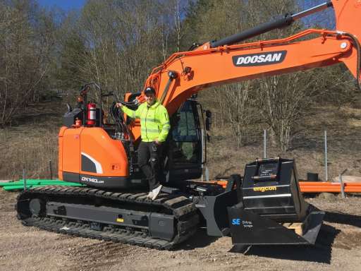 LEVERANS AV DOOSAN DX140LCR-5 TILL TJÄLLMO GRÄVMASKINER!