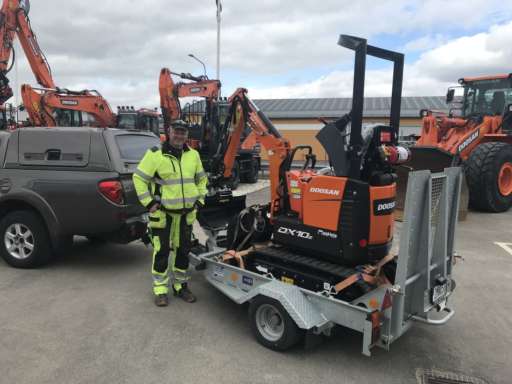 LEVERANS AV DOOSAN DX10Z INKL VAGN TILL KUND FRÅN VÅR ANLÄGGNING I LINKÖPING!