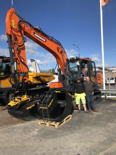 LEVERANS AV DOOSAN DX140LC-5 TILL VRETA GRÄVTJÄNST!