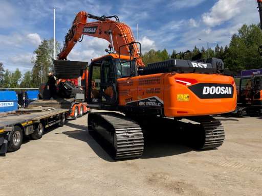 LEVERANS AV DOOSAN DX300LC-7 FRÅN VÅR ANLÄGGNING I JÄRFÄLLA!