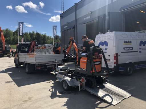 LEVERANS TILL MG RENTAL, DENNA GÅNG EN DOOSAN DX10Z MED SLÄP! STORT TACK FÖR FÖRTROENDET!