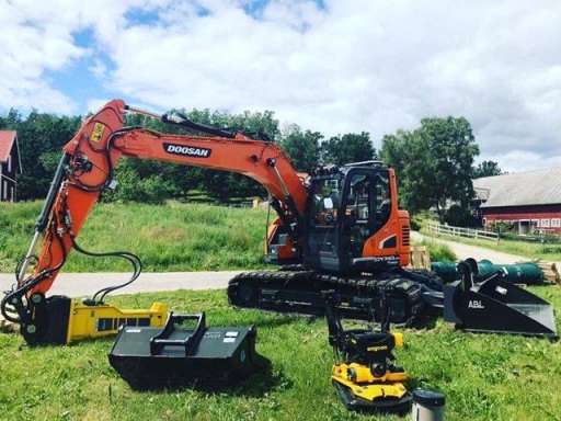 LEVERANS AV DOOSAN DX140LCR-5 UTRUSTAD MED EPIROC MB1200, ENGCON SNURRA OCH TVÅ SKOPOR TILL SIMON WHALSTRÖM I VETLANDA!