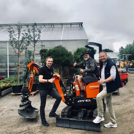 LEVERANS AV DOOSAN DX10Z TILL BOSSE RAPPNE OCH ULRIKSDALS SLOTTSTRÄDGÅRD!