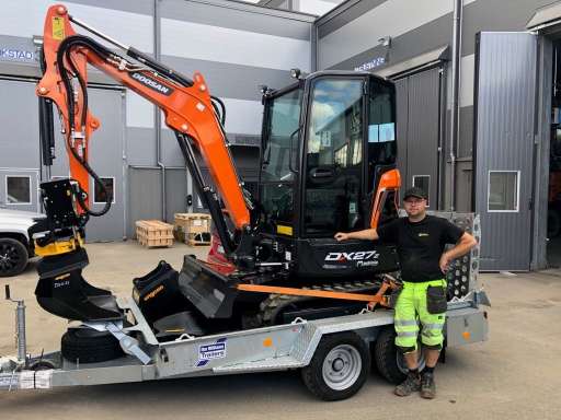 LEVERANS AV DOOSAN DX27Z TILL KUND FRÅN VÅR ANLÄGGNING JÄRFÄLLA!