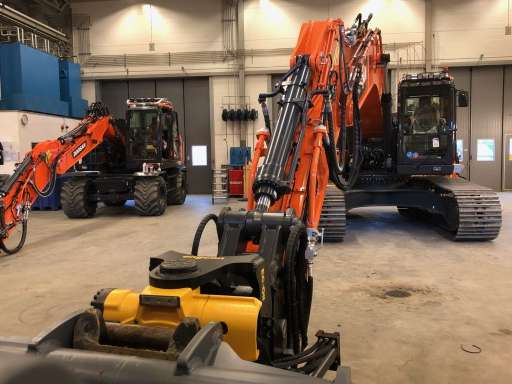 LEVERANS AV DOOSAN DX235LC-5 OCH DX165W-5 TILL LYCKLIG KUND I STOCKHOLMSOMRÅDET!