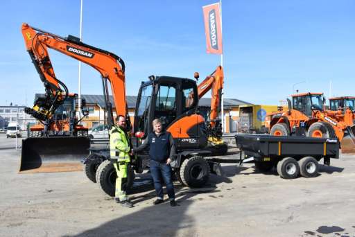 LEVERANS AV DOOSAN DX57W-5 MED WALDUNGKÄRRA TILL EN GLAD KUND!