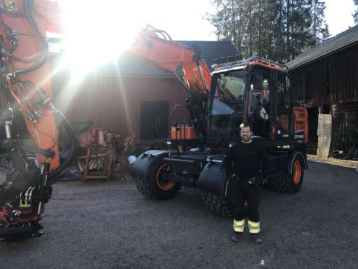 LEVERANS AV DOOSAN DX140W-5 TILL THOMAS BENGTSSONS ENTREPRENAD AB!