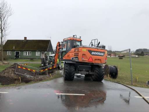 LEVERANS AV DOOSAN DX140W-5 TILL KUND I SKÅNE!