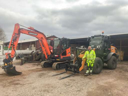 LEVERANS AV CASE 321F OCH DOOSAN DX62R-3 TILL MARK & TRÄDGÅRD I TREKANTEN!